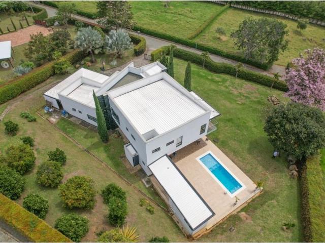 Casa de campo de alto standing de 4 dormitorios en venta Copacabana, Departamento de Antioquia