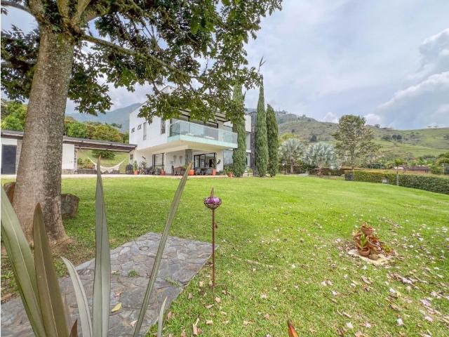 Casa de campo de alto standing de 4 dormitorios en venta Copacabana, Departamento de Antioquia