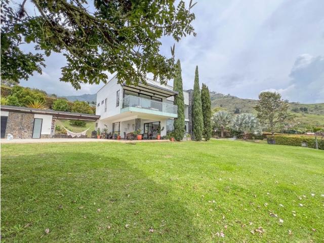 Casa de campo de alto standing de 4 dormitorios en venta Copacabana, Departamento de Antioquia