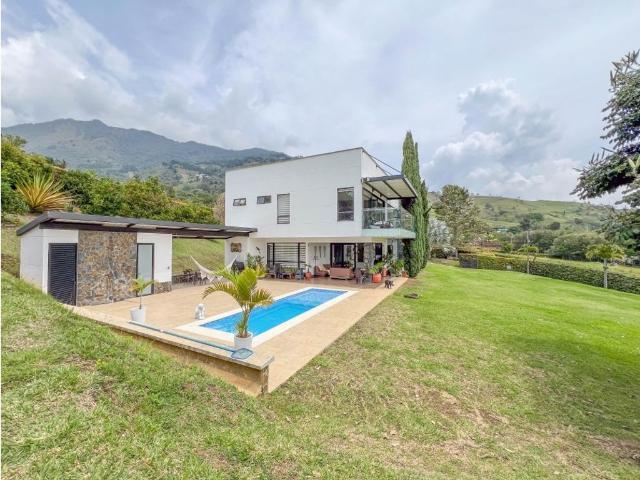 Casa de campo de alto standing de 4 dormitorios en venta Copacabana, Departamento de Antioquia