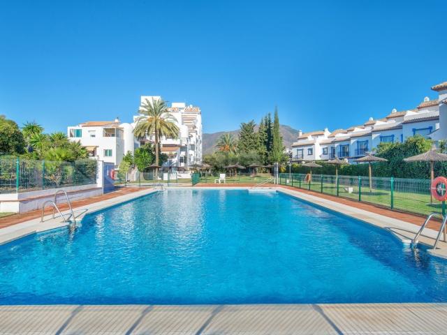 Dúplex en alquiler en Urbanización Altos de Guadalobon, Estepona