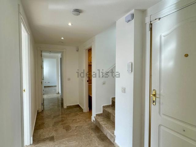 Dúplex en alquiler en Nueva Andalucía, Costa del Sol Occidental