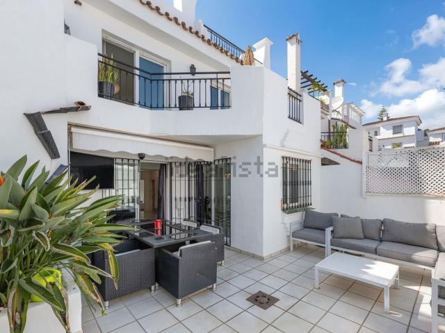 Dúplex en alquiler en Nueva Andalucía, Costa del Sol Occidental