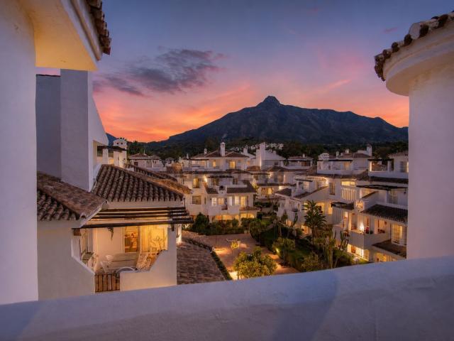Dúplex en venta en Nueva Andalucía, Costa del Sol Occidental
