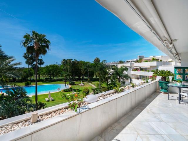 Dúplex en venta en Nueva Andalucía, Costa del Sol Occidental