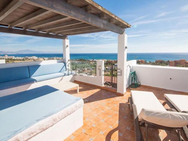 Dúplex en venta en Castillo de la Duquesa, Costa del Sol Occidental