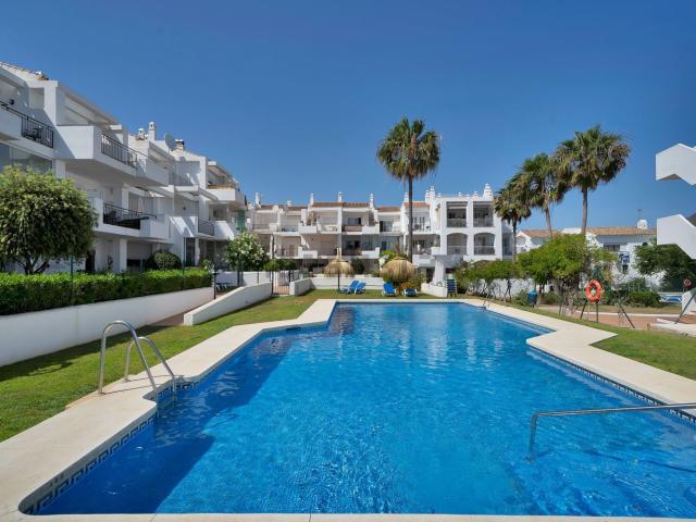 Dúplex en alquiler en Castillo de la Duquesa, Costa del Sol Occidental