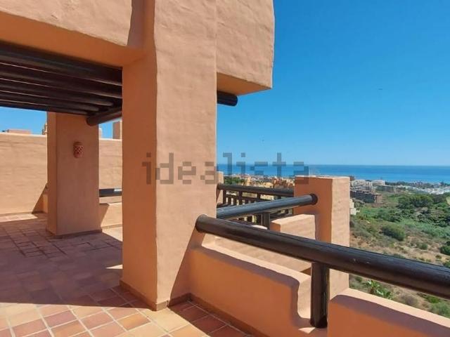 Ático en alquiler en Castillo de la Duquesa, Costa del Sol Occidental