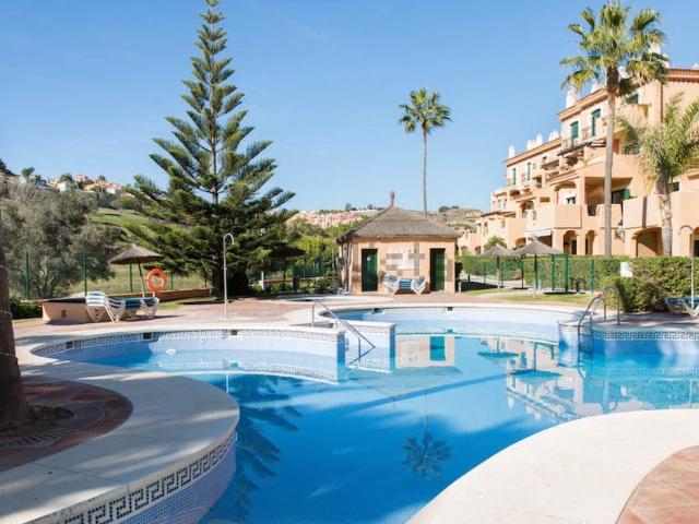 Dúplex en venta en Castillo de la Duquesa, Costa del Sol Occidental
