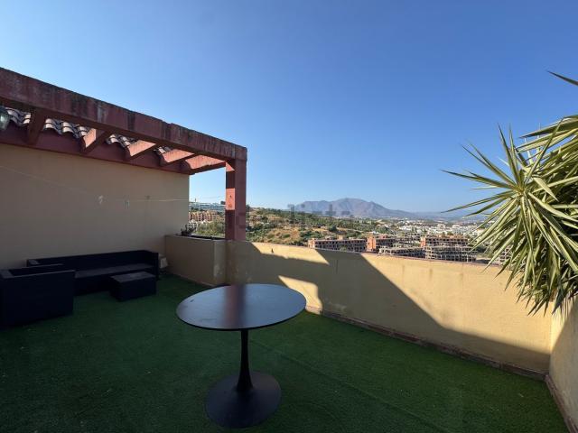 Dúplex en venta en Castillo de la Duquesa, Costa del Sol Occidental