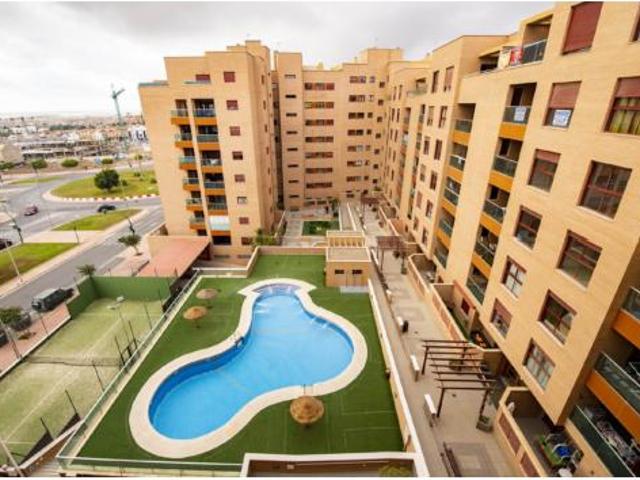 Piso en venta en Torrecárdenas, Almería