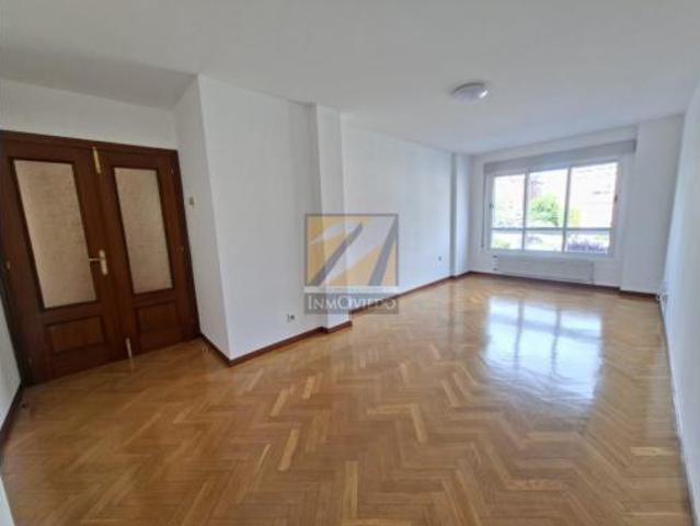 Piso en venta en El Milán, Oviedo