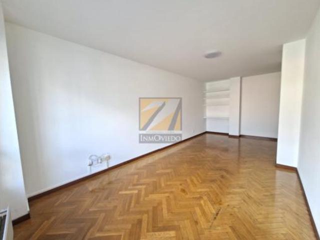 Piso en venta en El Milán, Oviedo