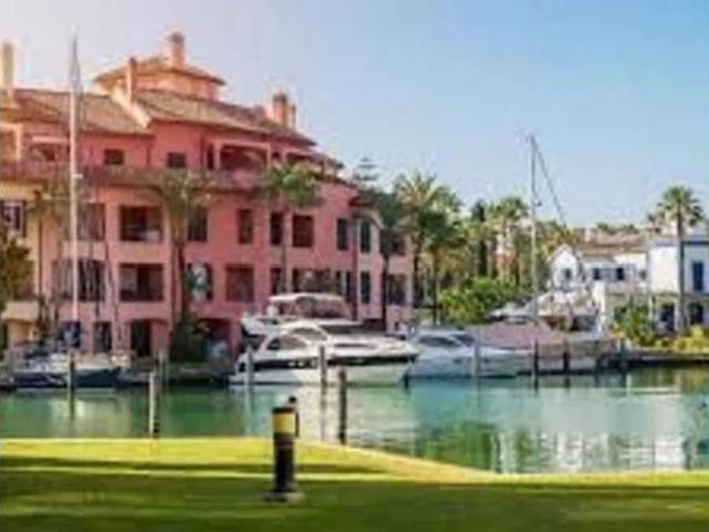Piso en venta en San Roque, Puerto Sotogrande