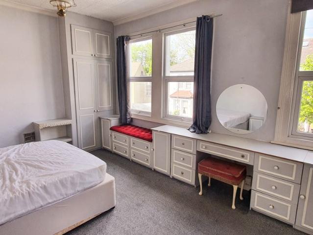 Room for rent in London Borough of Merton, Collier's Wood