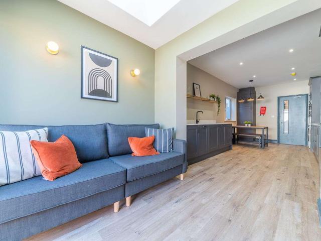 Room for rent in London Borough of Merton, Collier's Wood