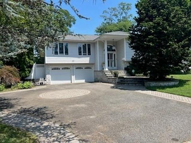 House for sale in Commack