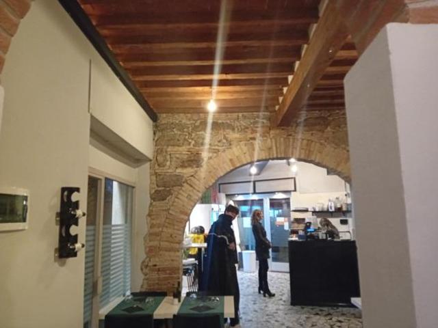 Locale Commerciale in affitto a Livorno