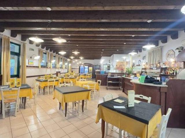 Locale Commerciale in vendita a Moglia, Lombardia
