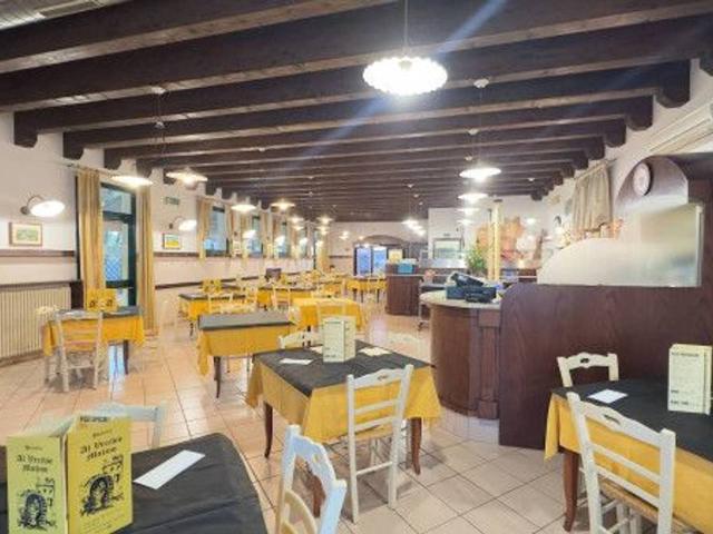 Locale Commerciale in vendita a Moglia, Lombardia