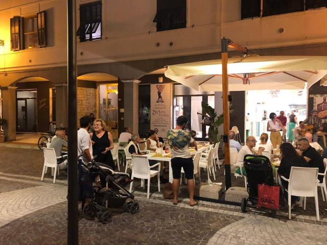 Locale Commerciale in vendita a Pietra Ligure, Liguria