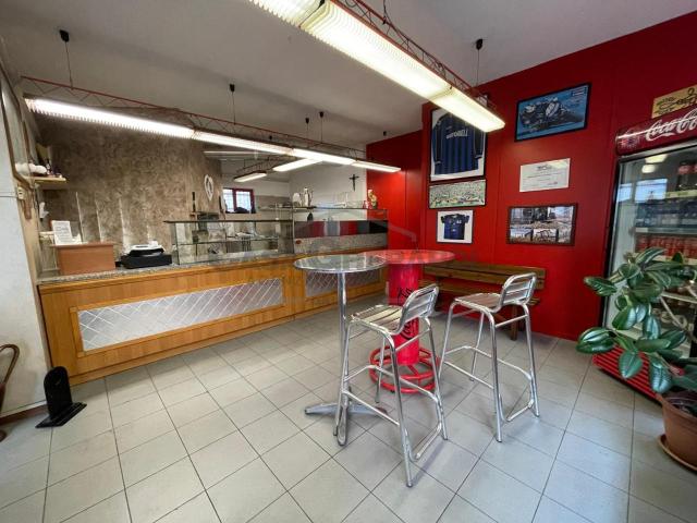 Locale Commerciale in vendita a Roncola, Treviolo