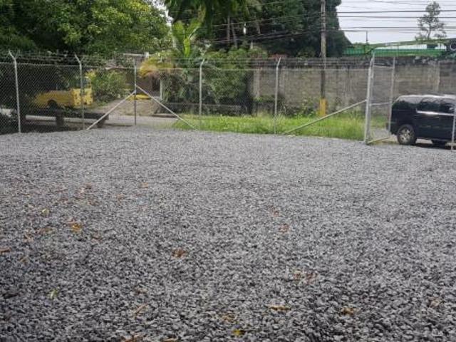 Plano y cercado en alquiler en parque lefevre