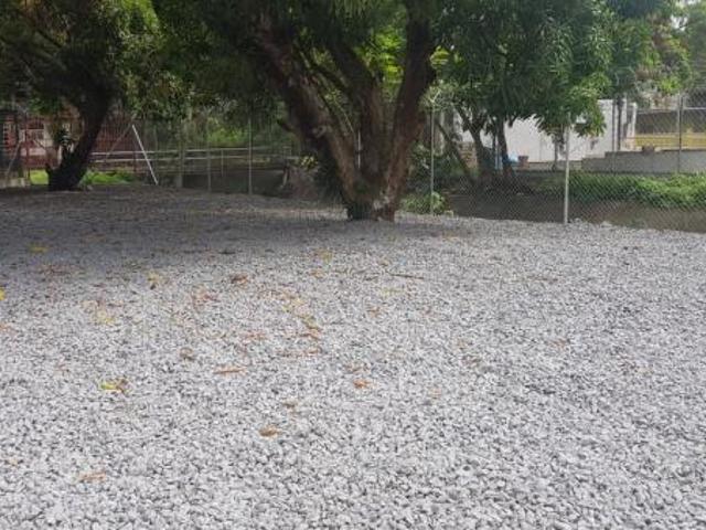 Plano y cercado en alquiler en parque lefevre