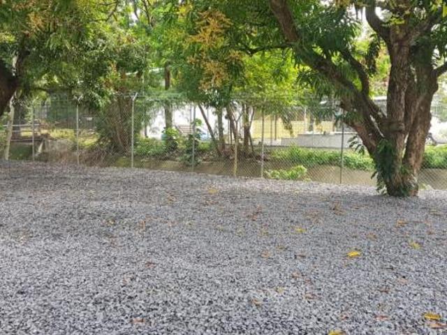 Plano y cercado en alquiler en parque lefevre