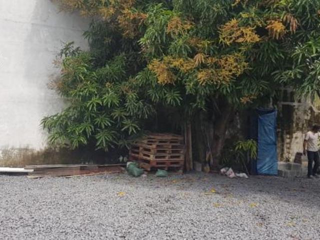 Plano y cercado en alquiler en parque lefevre