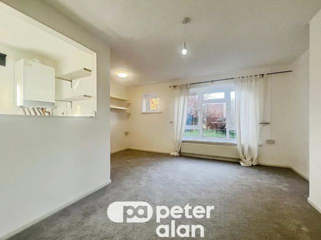 Studio for rent in Penarth Marina, Penarth