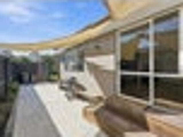 Townhouse for sale in Chaslands, Canterbury