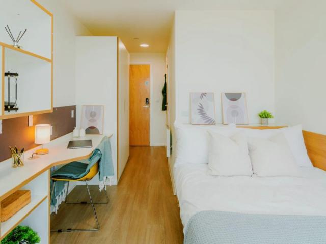 Room for rent in Crockherbtown, Falcon Lodge