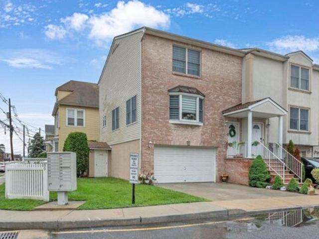 House for sale in Garfield
