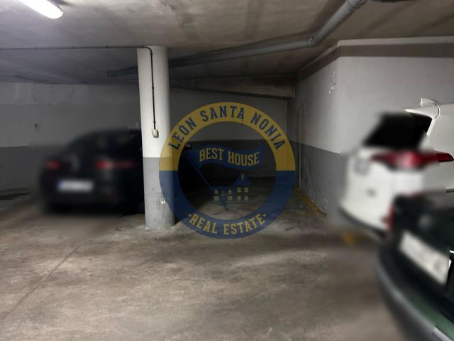 Garaje en venta en León, Área 18