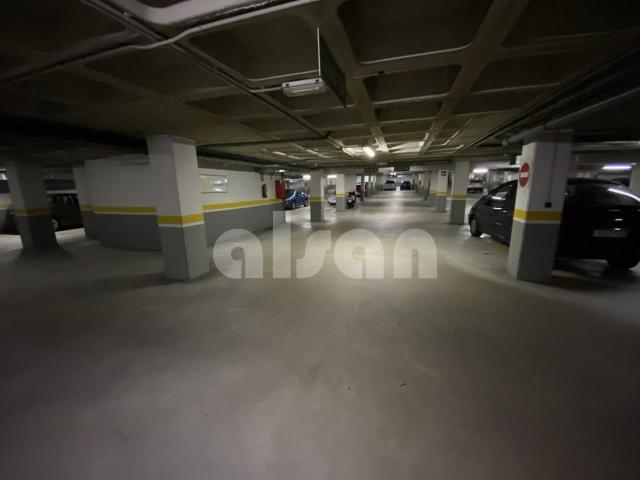 Garaje en venta en Comesaña, Vigo