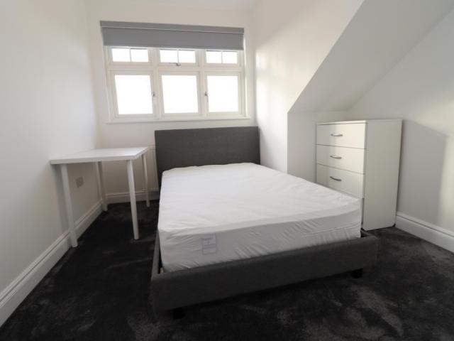 Room for rent in Bush Hill Park, Greater London