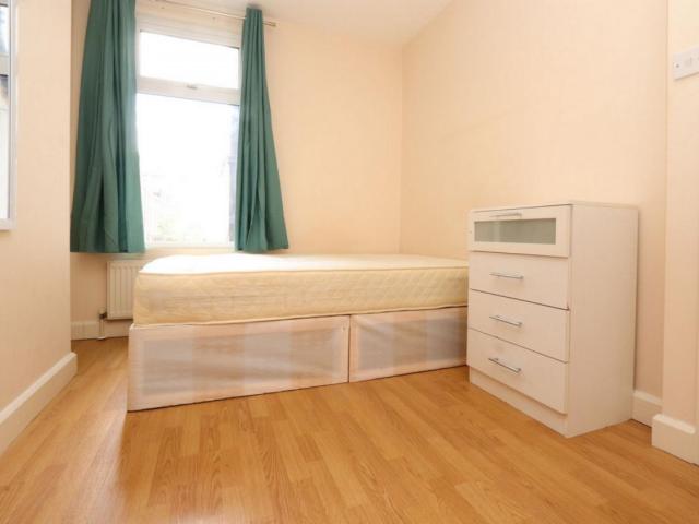 Room for rent in Upton Park, Greater London