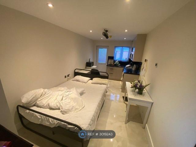 Studio for rent in London Borough of Ealing, Perivale