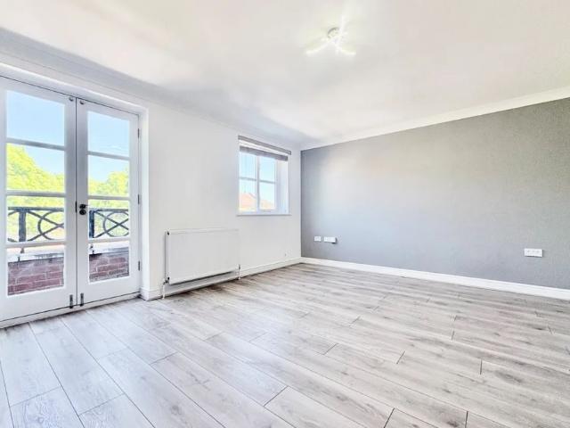 Townhouse for rent in Broxbourne, Hertfordshire