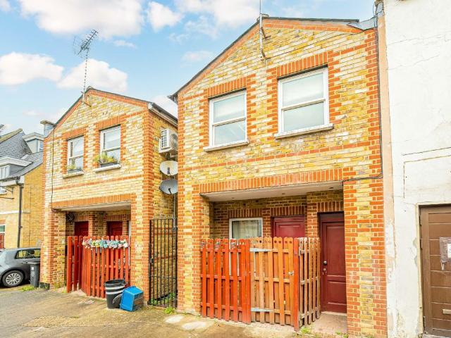 Apartment for rent in Strawberry Hill, Greater London