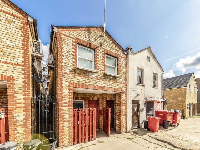 Apartment for rent in Strawberry Hill, Greater London