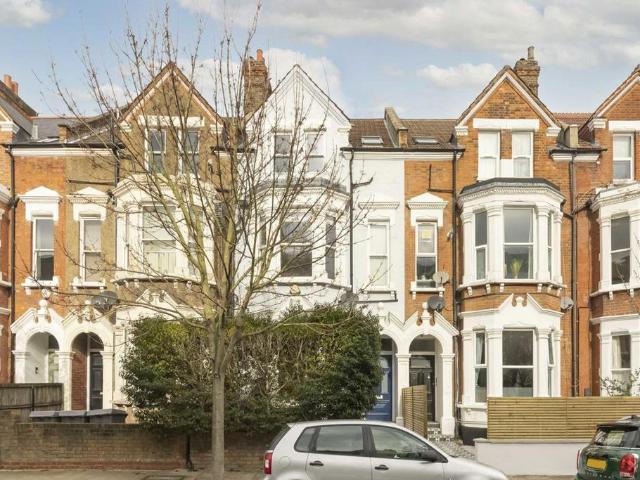Apartment for rent in Queen's Park, Greater London