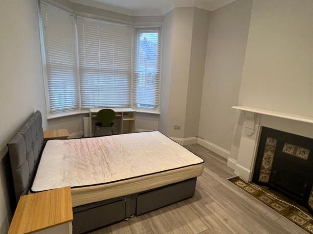Apartment for rent in Queen's Park, Greater London