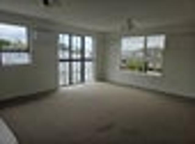 Townhouse for rent in Point Chevalier, Albert-Eden