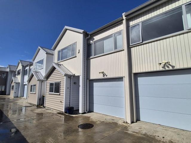 House for rent in Point England, Oroua County