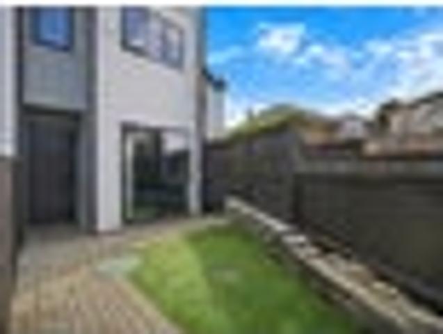 Townhouse for rent in Point England, Oroua County