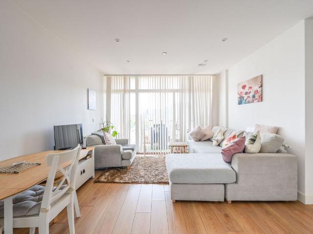Apartment for rent in Poplar Grove, Greater London