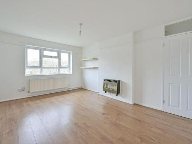 Apartment for rent in London Borough of Merton, Collier's Wood