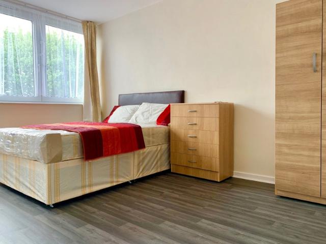 Apartment for rent in Poplar Grove, Greater London